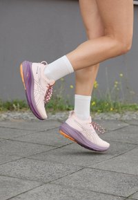 ASICS GEL-NIMBUS 26 TR - Katujuoksukengät - nature bathing/pearl pink