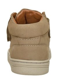 Beige leren hoge sneakers met een zachte textuur, voorzien van een gewatteerde kraag, gestikte accenten en een witte rubberen zool.
