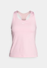 Lichtroze sporttop met een ronde hals, dubbele bandjes en een klein wit Nike-logo op de borst. Zachte textuur.