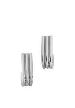 Paire de boucles d’oreilles en argent poli avec un design à triple barre, reflétant la lumière sur fond blanc.