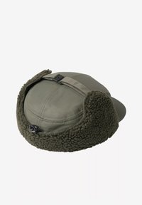 Cappello invernale verde oliva con paraorecchie in pile strutturato e cinturino regolabile, progettato per la protezione dal freddo.