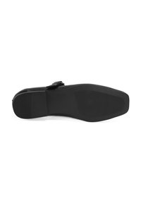 Schwarzer Lederschuh mit niedrigem Absatz und einer glatten, abgerundeten Zehenform. Die Sohle ist flach und weist ausgeprägte Traktionsmuster auf.