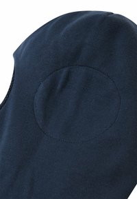 Balaclava lavorata a maglia di un blu scuro con un design a toppa circolare. Texture liscia con cuciture rinforzate e una vestibilità aderente intorno al viso e alla testa.