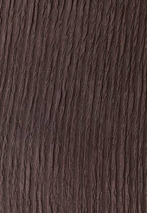 Gestructureerde stof in donkerbruin met golvende patronen, voorzien van een zachte, licht gekreukte oppervlakte die diepte en visuele interesse toevoegt.