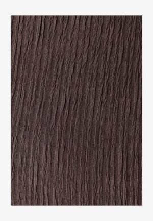 Gestructureerde stof in donkerbruin met golvende patronen, voorzien van een zachte, licht gekreukte oppervlakte die diepte en visuele interesse toevoegt.