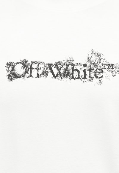 Λογότυπο της μάρκας Off-White με φθαρμένο μαύρο κείμενο σε απλό λευκό φόντο.