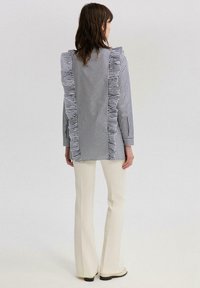 Touché Privé RUFFLE DETAIL - Užsagstoma palaidinė - navy blue