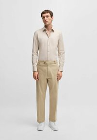 BOSS HANK-KENT - Skjorta - light beige five