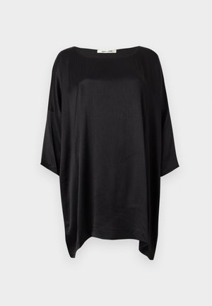 Blouse ample en satin noir avec un large col rond et des manches trois-quarts sur un fond uni.