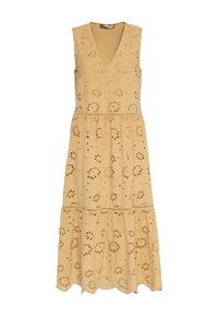 Vestido amarillo con escote en forma de V y diseño sin mangas. Cuenta con recortes de ojales en patrones florales, falda de capas y una silueta fluida.