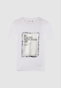 Biała bawełniana koszulka z centralnym czarnym i srebrnym graficznym nadrukiem z napisem "BĄDŹ ZAKOCHANY W SWOIM ŻYCIU" oraz zniszczonym wzorem na krawędziach.