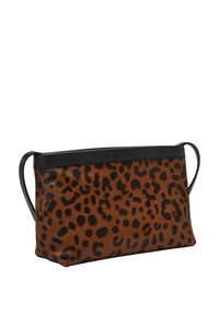 Sac à motifs léopard avec finition texturée marron et noire, ornée d'un bord en cuir noir et de deux poignées latérales. Forme rectangulaire.