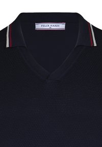 Navyblaues Poloshirt mit strukturiertem Strickmuster, V-Ausschnitt und einem kontrastierenden Kragen mit roten und weißen Streifen. Markenlabel sichtbar.