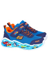 Zapatillas azules y naranjas con parte superior de malla, correa de Velcro y suela de goma blanca con gráficos de aviones coloridos a los lados.