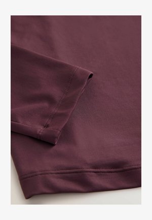 Bordo audinys, priartinimas, pasižymintis lygiu paviršiumi, su sukniubtu rankoviu, subtiliu elastingumu ir preciziškai siūlėmis palei kraštus.