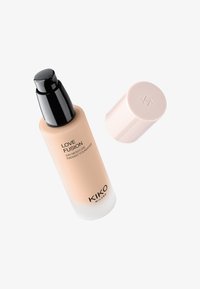 Flacon de fond de teint avec distributeur noir et bouchon beige détaché, étiqueté "Love Fusion Fond de Teint Hydratant Radieux 24H" de KIKO Milano.