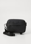 JIVED CROSSBODY - Skuldertasker - black