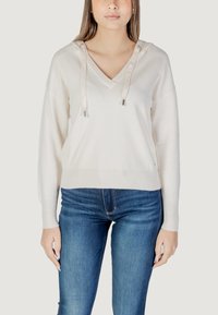 Pullover beige chiaro con scollo a V, cappuccio con cordino e polsini a costine. Realizzato in materiale morbido, presenta una vestibilità comoda e una leggera lucentezza.