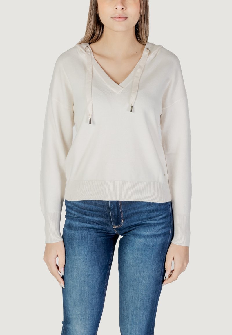 Pullover beige chiaro con scollo a V, cappuccio con cordino e polsini a costine. Realizzato in materiale morbido, presenta una vestibilità comoda e una leggera lucentezza.