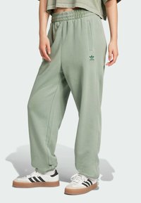 ESS JOGGER  - Pantalon de survêtement - silver green