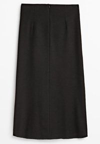 Jupe droite noire longueur genou avec fermeture éclair au dos et plis subtils à l'avant, présentée sur fond blanc.