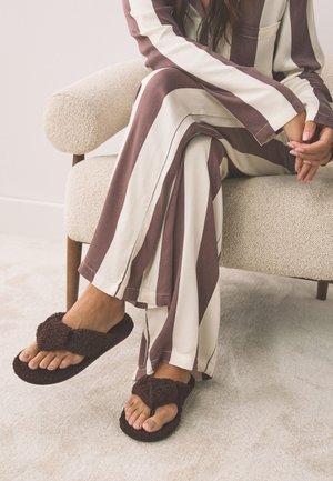 Next, REGULAR FIT - BOUCLE TOE THONG  - Chaussons - chocolate brown