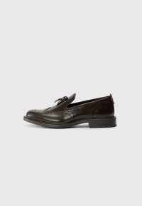 Unselected, dark brown