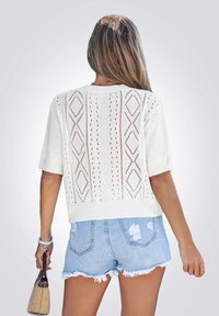 Cupshe CHIC OPENWORK - Camiseta estampada - white
