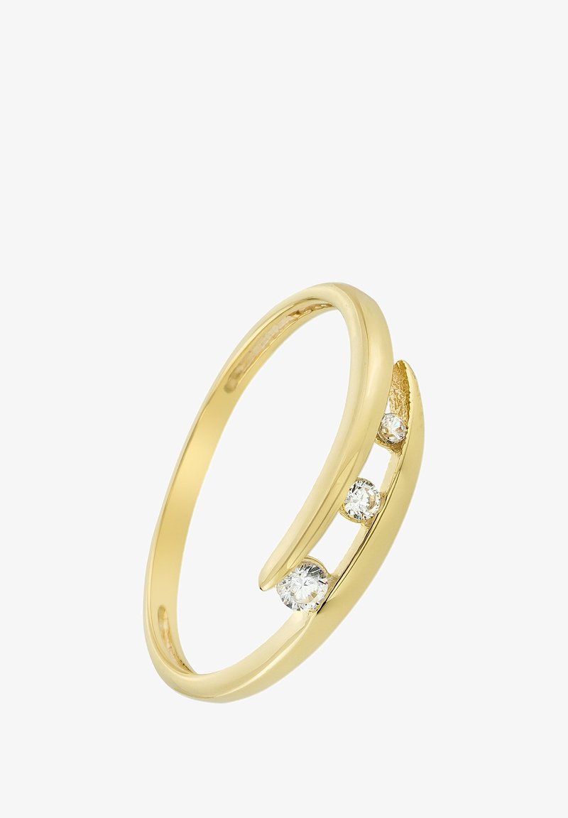 Bague en or avec un design courbé et une finition texturée, sertie de trois petites pierres claires sur un côté.