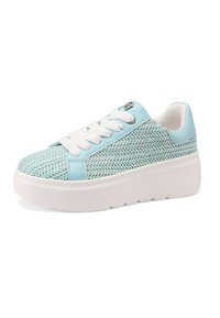 Sneaker azzurro chiaro con texture intrecciata sulla parte superiore, suola in gomma bianca e chiusura con lacci. Presenta accenti in metallo argentato.