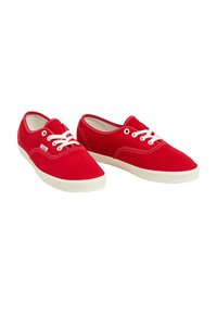 Een paar rode canvas sneakers met lage schacht, witte veters en zolen, naast elkaar geplaatst op een witte achtergrond.
