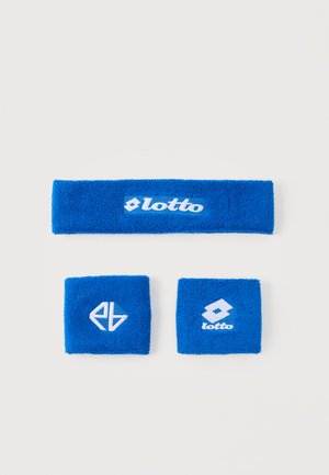 Sinine frotee spordipeapael ja kaks randmeriba, kummalgi valgete Lotto kaubamärgi logodega tikitud.