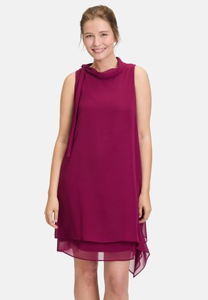 Fuchsia ärmelloses Kleid mit einem drapierten Schalkragen, geschichtetem Saum und leichtem Stoff, der eine fließende Silhouette schafft.