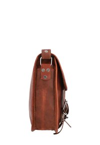 Bolsa de cuero marrón mostrada de lado con una correa de hebilla y remaches de metal sobre un fondo blanco.