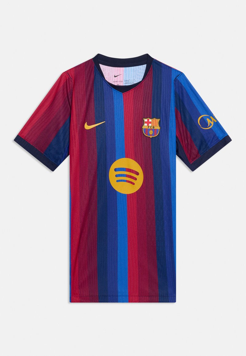 Φανέλα ποδοσφαίρου της FC Barcelona με κάθετες κόκκινες και μπλε ρίγες, λογότυπο Nike, έμβλημα συλλόγου και κίτρινο λογότυπο χορηγού στο μπροστινό μέρος.