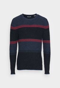 Maglione lavorato a maglia con scollatura rotonda, maniche lunghe e righe orizzontali in blu scuro, blu navy e rosso. Tessuto strutturato con fondo uniforme.