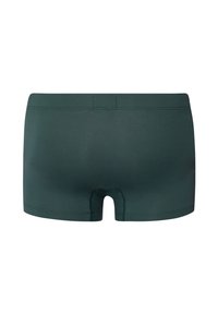 Boxers cortos de color verde oscuro, hechos de una tela suave y elástica, con una cintura de altura media y un diseño de pierna corta. Sin patrones visibles ni herrajes.