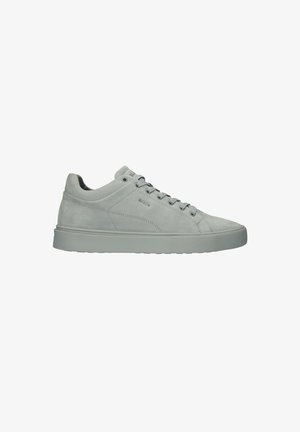 Graue Wildleder-Sneaker mit einer glatten Oberfläche, dezenten Nähdetails, runden Schnürsenkeln und einer Gummisohle. Minimalistisches Design mit niedrigem Profil.