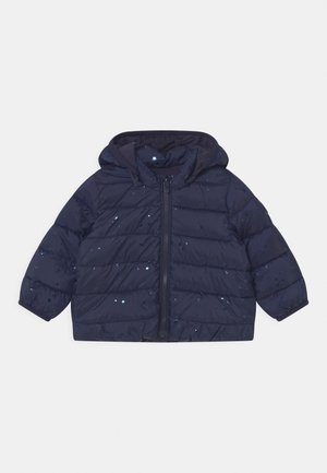 Chaqueta acolchada para niños pequeños en azul marino con capucha, cremallera frontal y pequeños patrones de estrellas dispersos en la tela.