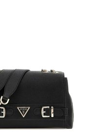 Borsa a spalla in pelle nera con finitura testurizzata, hardware in argento, dettaglio con fibbia anteriore e placca con logo triangolare. Spallaccio regolabile.