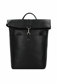 Sac à dos en cuir noir avec un design à rabat, quincaillerie argentée, poche avant unique et une fine poignée. Texture lisse avec un minimum de marquage.