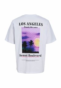 T-shirt blanc avec un coucher de soleil violet, des palmiers, une pleine lune et le texte « LOS ANGELES », « Create the wave » et « Sunset Boulevard ».