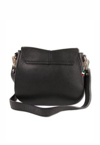 Zwarte leren schoudertas met een gestructureerde afwerking, omklapbare flap en afneembare schouderband. Heeft een klein detail van de Italiaanse vlag.