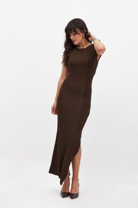 Abito maxi marrone a coste con silhouette aderente, orlo asimmetrico e design senza maniche. Il tessuto testurizzato aggiunge profondità e dimensione.