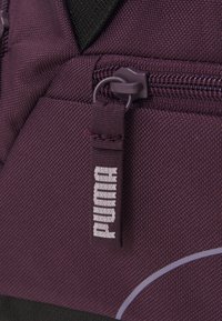 Puma FUNDAMENTALS BAG XS UNISEX - Športna torba - midnight plum