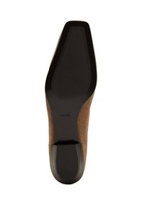 Suela de zapato de ante marrón con un fondo de goma negra texturizada. Presenta una punta redondeada y un ligero tacón con un acabado suave.