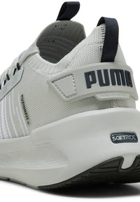 Weißer und grauer Laufschuh mit strukturiertem Mesh-Obermaterial, flachen Schnürsenkeln, gepolstertem Kragen und schwarzen Akzenten. Mit "PUMA"-Logo und SOFTRIDE-Technologie.