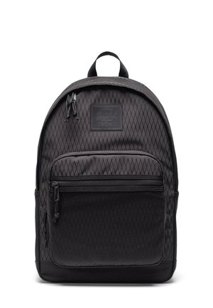 Sac à dos noir avec une texture à motif losange, poche frontale en maille, compartiments zippés et poignée de transport supérieure, présenté sur fond blanc.