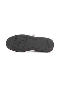 Skeebi tallad on mustast kummist, tekstuuriga, et tagada haarduvus, ning külje peal on kujundatud logo ja suuruse märgistus 38.