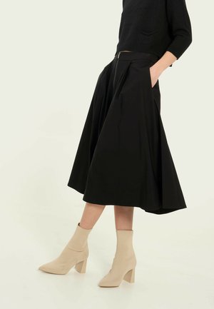 Jupe Noire à Motif Trous FULYA De Chez CINQUE - Taille 38 - Neuve Avec étiquette
